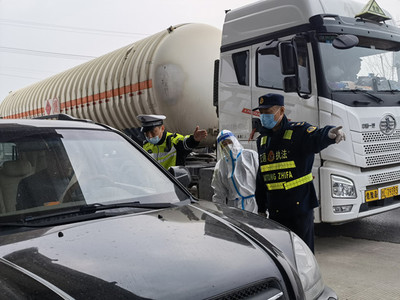 徐州交警堅守一線，筑牢防疫“安全墻”保障道路貨物運輸安全暢通